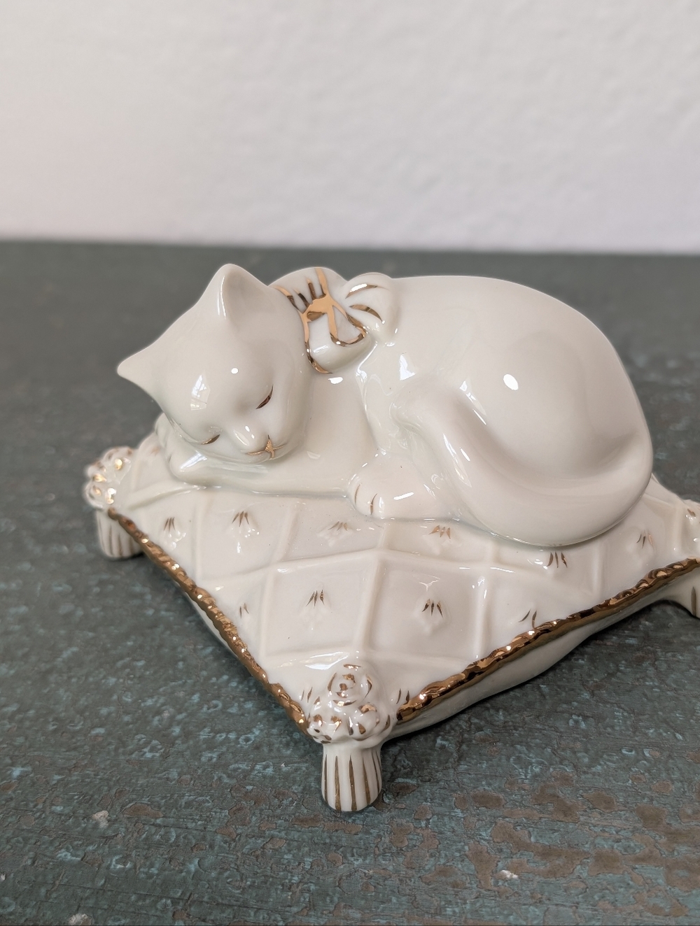 Lenox "Dreaming Away" Figurine Napping Sleeping Cat on Pillow  Gold Trim - Picture 2 of 14